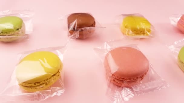 Color Macarrones Dulces Macaron Paquete Transparente Sobre Fondo Rosa Pastel — Vídeos de Stock