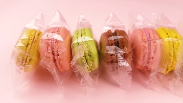 Kleur Zoete Bitterkoekjes Macaron Transparante Pakket Pastel Roze Achtergrond — Stockvideo
