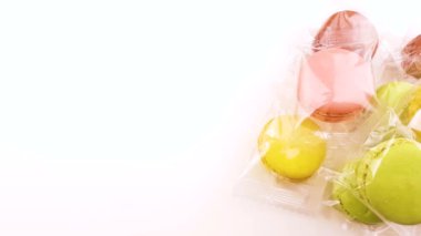 Renk tatlı macaroons veya şeffaf paket beyaz arka planda macaron.