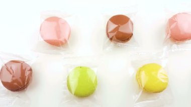 Renk tatlı macaroons veya şeffaf paket beyaz arka planda macaron.