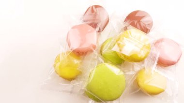 Renk tatlı macaroons veya şeffaf paket beyaz arka planda macaron.