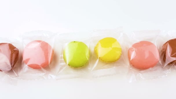 彩色甜杏仁或 Macaron 透明包装白色背景 — 图库视频影像