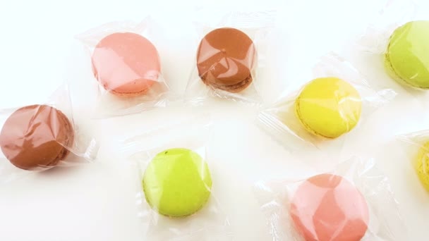 彩色甜杏仁或 Macaron 透明包装白色背景 — 图库视频影像