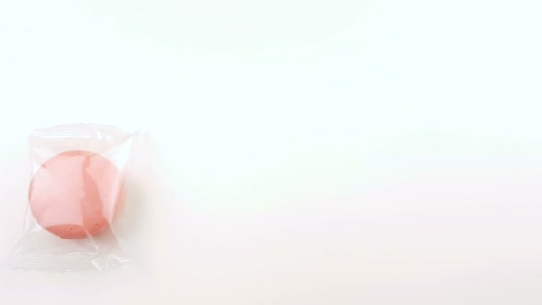 甘いマカロンの色または透明パッケージ ホワイト バック グラウンドでマカロン — ストック動画