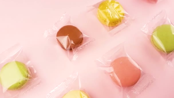 Color Macarrones Dulces Macaron Paquete Transparente Sobre Fondo Rosa Pastel — Vídeo de stock