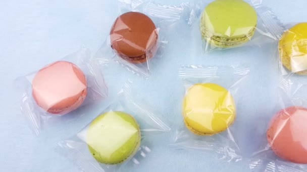 Tatlı Renk Macaroons Veya Macaron Şeffaf Paket Pastel Mavi Arka — Stok video