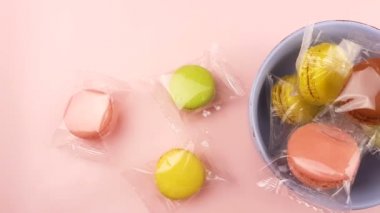 Tatlı renk macaroons veya macaron plaka pastel yüzeyi. Yakın çekim.