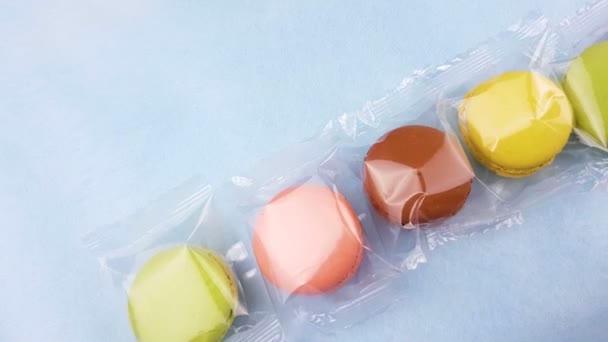 Söt Färg Mandelbiskvier Eller Macaron Transparent Paket Pastell Blå Bakgrund — Stockvideo