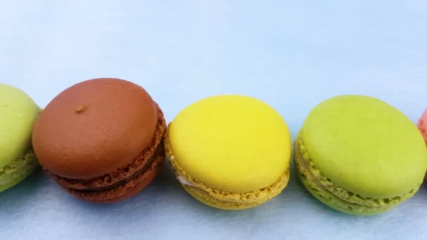 Söt Färg Mandelbiskvier Eller Macaron Pastell Blå Yta Närbild — Stockvideo