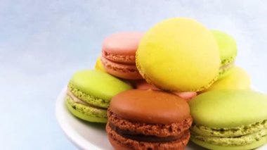 Makaronlar ya da pastel mavi yüzeyde badem kurabiyesi. Kapat..