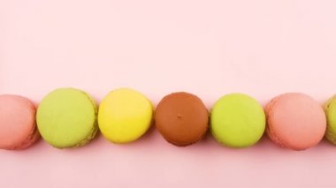 Bademli kurabiye veya macaron pastel pembe yüzeyi. Makroyu kapat.