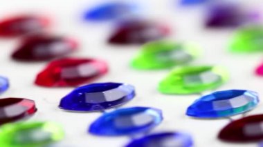 Beyaz arka plan üzerinde makro Kristal mücevher rasgele formları kapat.