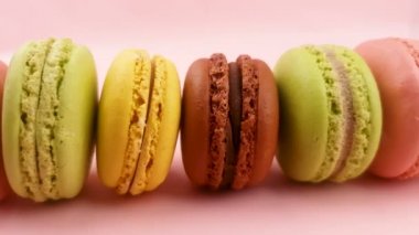 Bademli kurabiye veya macaron pastel pembe yüzeyi. Makroyu kapat.