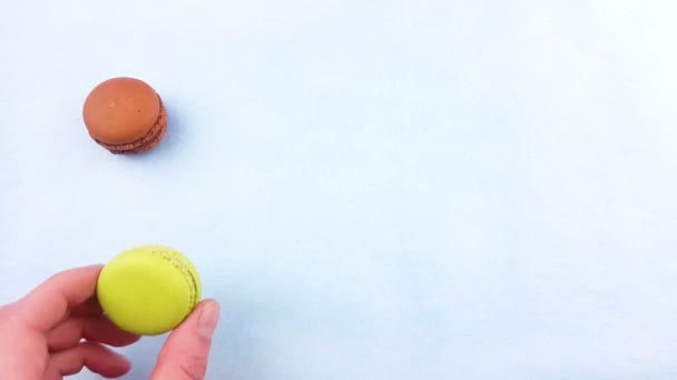 Macarrones Macarones Superficie Azul Pastel Cerca — Vídeo de stock