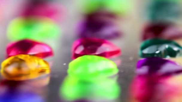 Detailní Záběr Makro Rotující Barva Crystal Bílém Pozadí — Stock video