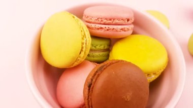 Tatlı renk macaroons veya macaron pastel yüzeyi pembe plaka. Yakın çekim.