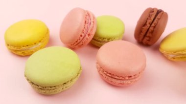 Tatlı renk macaroons veya macaron pastel pembe yüzeyi. Yakın çekim.