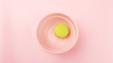 Tatlı renk macaroons veya macaron pastel yüzeyi pembe plaka. Yakın çekim.