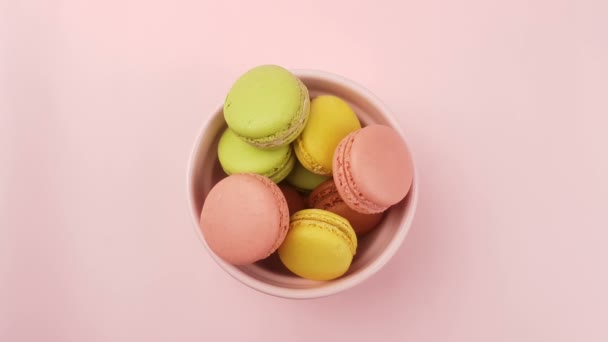 Macaroons Cor Doce Macaron Placa Rosa Superfície Pastel Fechar — Vídeo de Stock