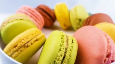 Tatlı renk macaroons veya pastel mavi hediye kutusu içinde macaron.