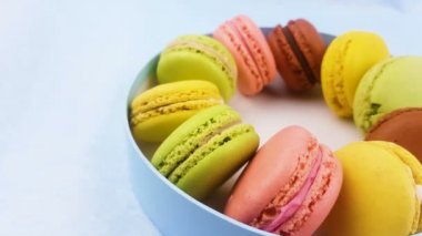Tatlı renk macaroons veya pastel mavi hediye kutusu içinde macaron.