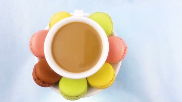 杏仁或 Macaron 在粉彩粉红色表面与咖啡在白杯子里 — 图库视频影像