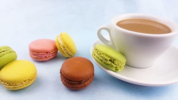 杏仁或 Macaron 在粉彩粉红色表面与咖啡在白杯子里 — 图库视频影像