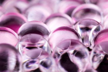 Menekşe pastel su jel topları. Makro fotoğraf, reklam veya kozmetik ve ilaç için kullanılabilir. Arka plan.