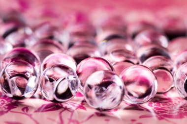 Menekşe pastel su jel topları. Makro fotoğraf, reklam veya kozmetik ve ilaç için kullanılabilir. Arka plan.