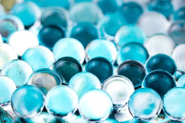 Su mavi jel topları. Sıvı kristal top yansıma ile. Makroyu kapat.