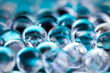 Su mavi jel topları. Sıvı kristal top yansıma ile. Makroyu kapat.