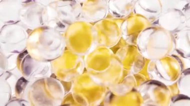 Altın kristal su hidrojel topları döner. Seamsless döngü. Makroyu kapat.