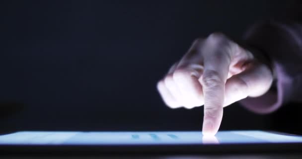 Mujer Usando Tableta Por Noche Con Luz Pantalla Mano Dedo — Vídeo de stock