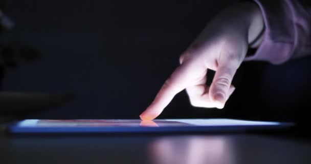 Mulher Usando Tablet Noite Com Luz Ecrã Mão Dedo Deslizar — Vídeo de Stock