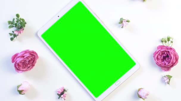 Fehér Tabletta Zöld Képernyővel Asztalon Rózsaszín Rózsa Virág Nyári Vagy — Stock videók