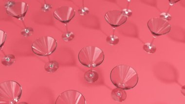 Üç boyutlu martini bardakları renk yüzeyinde hareket ediyor. Kristal boş yaratıcı bardak. Alkol içecekleri. Yaz zamanı. 4k kusursuz döngü animasyon görüntüsü.