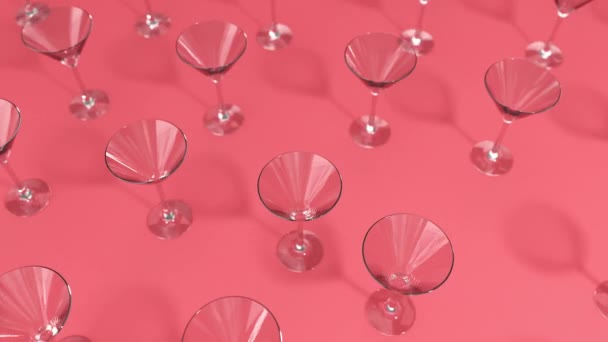 Boyutlu Martini Bardakları Renk Yüzeyinde Hareket Ediyor Kristal Boş Yaratıcı — Stok video