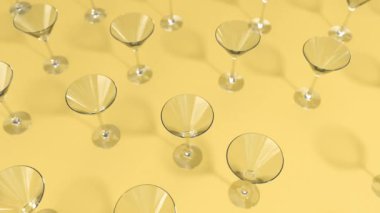 Üç boyutlu martini bardakları renk yüzeyinde hareket ediyor. Kristal boş yaratıcı bardak. Alkol içecekleri. Yaz zamanı. 4k kusursuz döngü animasyon görüntüsü.