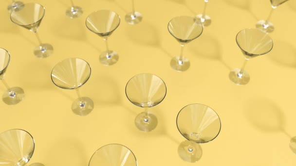 3D渲染马提尼眼镜移动在彩色表面 水晶空创意玻璃杯 酒精饮料 夏天的时候4K无缝循环动画镜头 — 图库视频影像