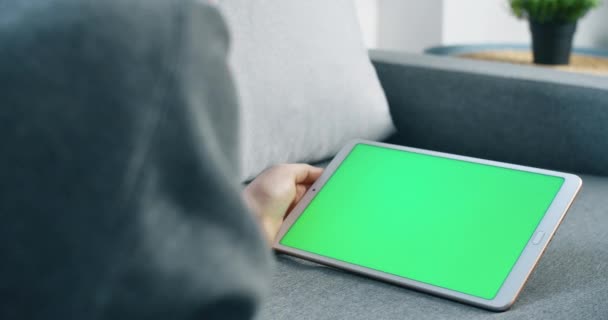 Jeune Femme Main Tenant Tablette Avec Écran Vert Sur Canapé — Video