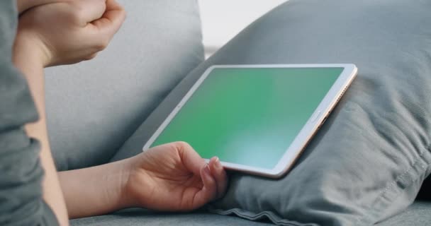 Junge Frauen Halten Tablet Mit Grünem Bildschirm Auf Dem Sofa — Stockvideo