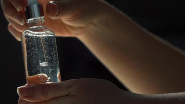 Frau Hält Serumflasche Mit Pipette Und Flüssigem Gel Der Hand — Stockvideo