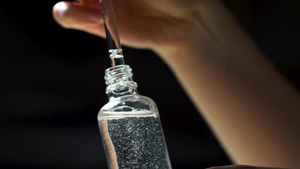 Femme Main Tenant Bouteille Sérum Avec Pipette Gel Liquide Intérieur — Video