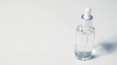 Şeffaf Cam Şişe Mock Up 'taki Kozmetik Pipette. Serum Cilt Bakımı 'nın Beyaz Arkaplanda Gölgeler Efekti Üzerine Kapanışı. 4k Görüntü.