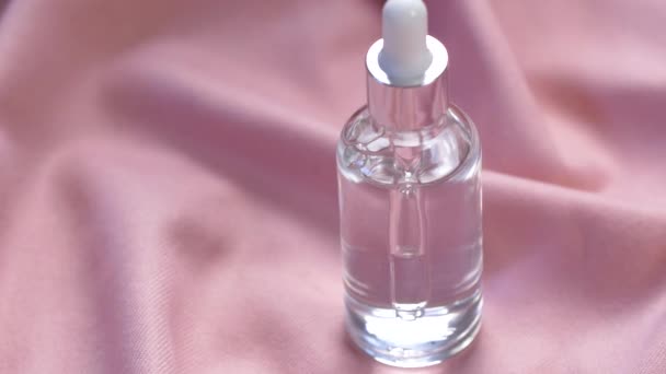 Närbild Kristallglasflaska Med Serum Inuti Flaska Med Pipett Tygets Texturyta — Stockvideo