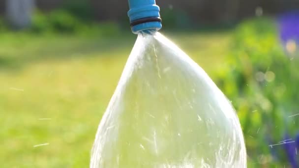 Wasser Plätschert Zeitlupe Nahaufnahme Makroaufnahme Von Wassertropfen Die Auf Grünem — Stockvideo