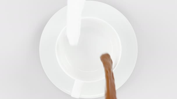 三维逼真牛奶和咖啡倒入白帽 一起泼洒 混合牛奶和咖啡 4K渲染动画 咖啡调料 — 图库视频影像