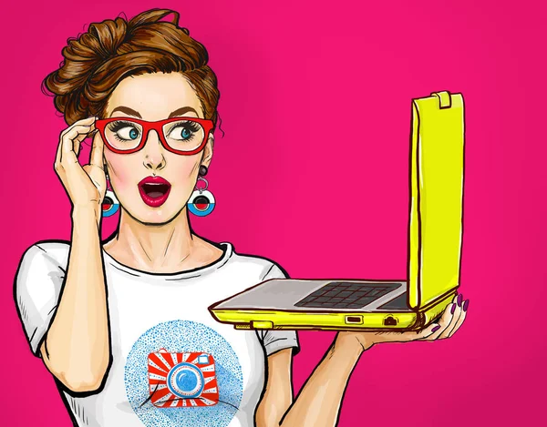 Ragazza con computer portatile in mano in stile comico. Donna con quaderno. Ragazza con gli occhiali. Ragazza hipster. Pubblicità digitale . — Foto Stock