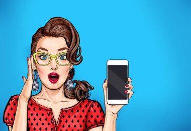 Özellikleri çekici seksi kız çizgi roman tarzı elinde telefon ile. Pop art kadın holding smartphone. Cep telefonundan mesaj veya yeni app gösteren dijital reklam kadın model. 