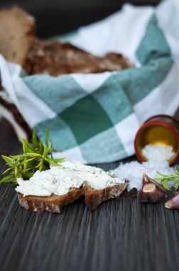 Çavdar ekmeği ile philadelfia